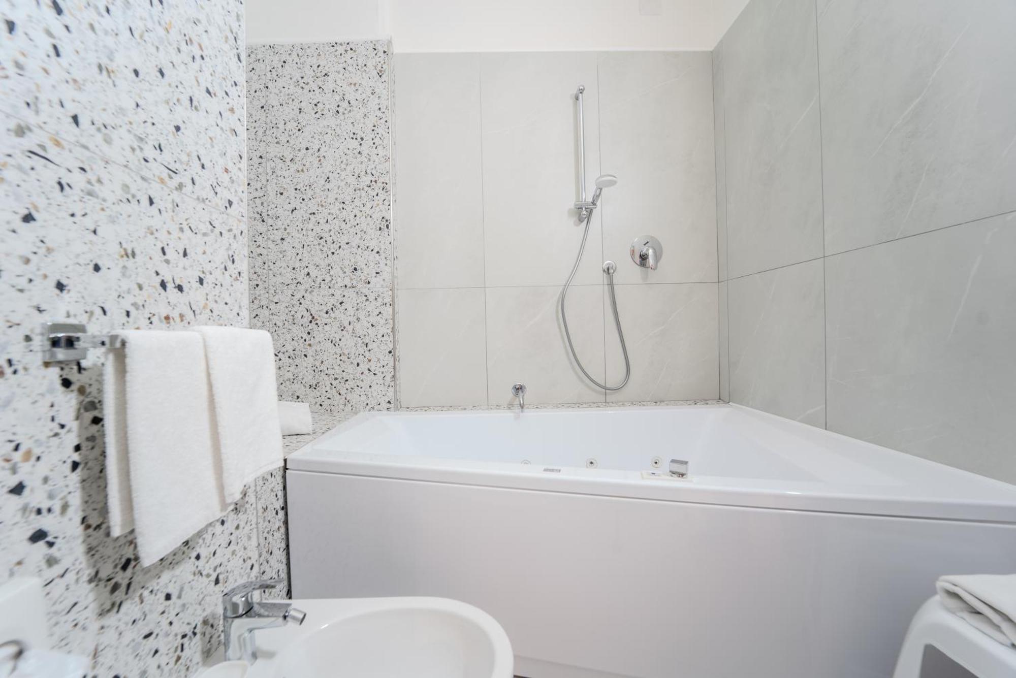 Hotel Donatello Modena Bagian luar foto