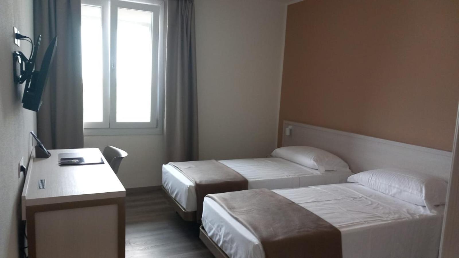 Hotel Donatello Modena Bagian luar foto
