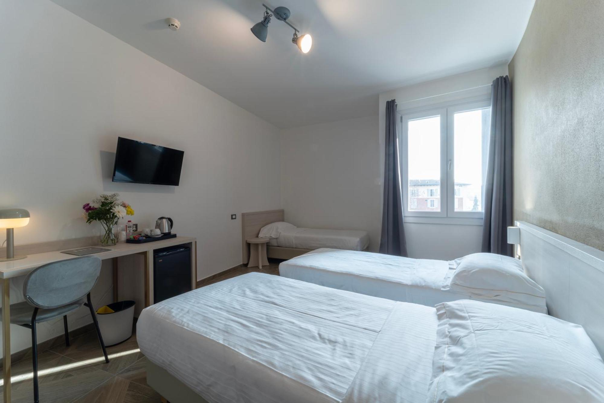 Hotel Donatello Modena Bagian luar foto