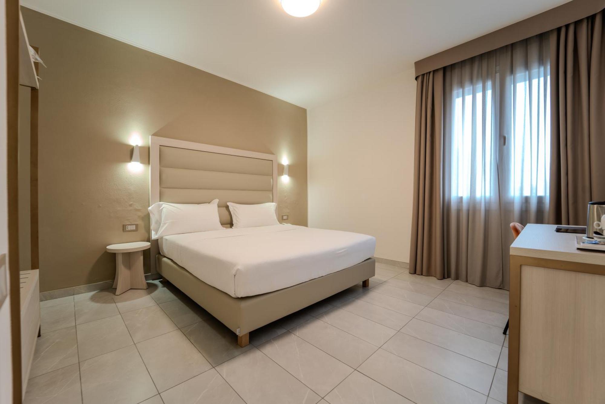 Hotel Donatello Modena Bagian luar foto