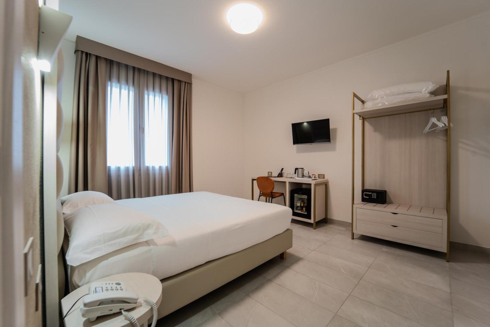 Hotel Donatello Modena Bagian luar foto
