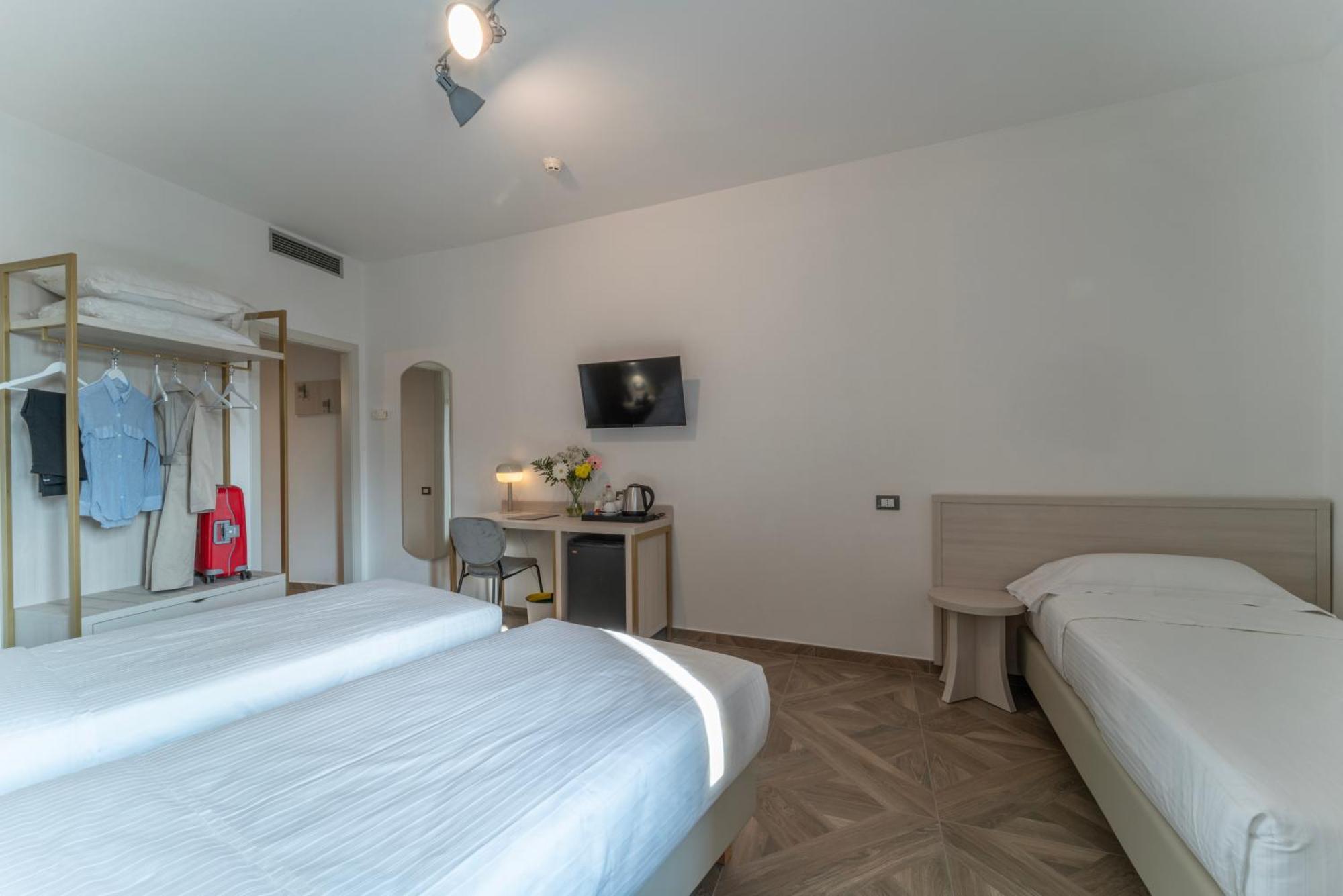 Hotel Donatello Modena Bagian luar foto