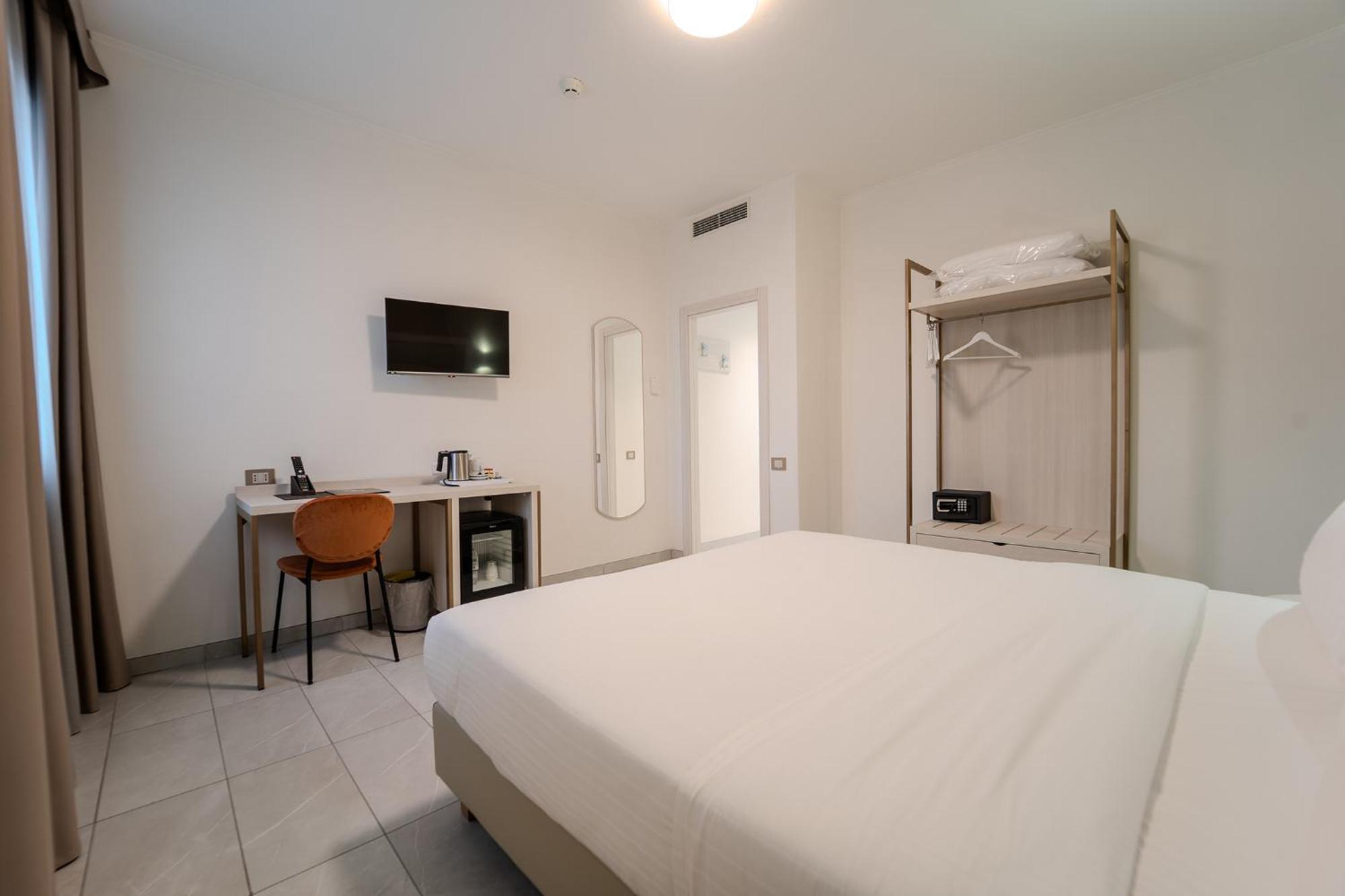 Hotel Donatello Modena Bagian luar foto