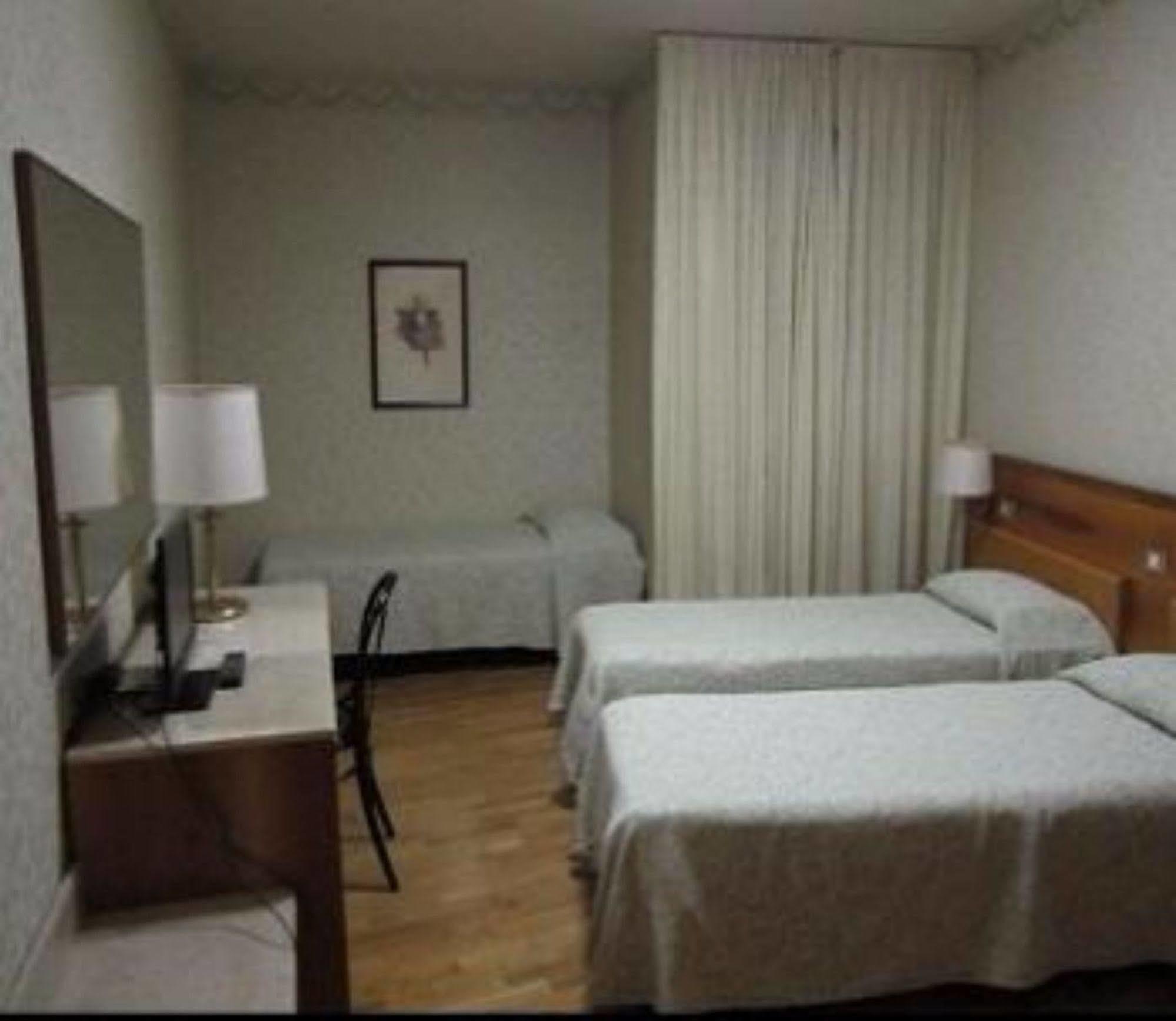 Hotel Donatello Modena Bagian luar foto