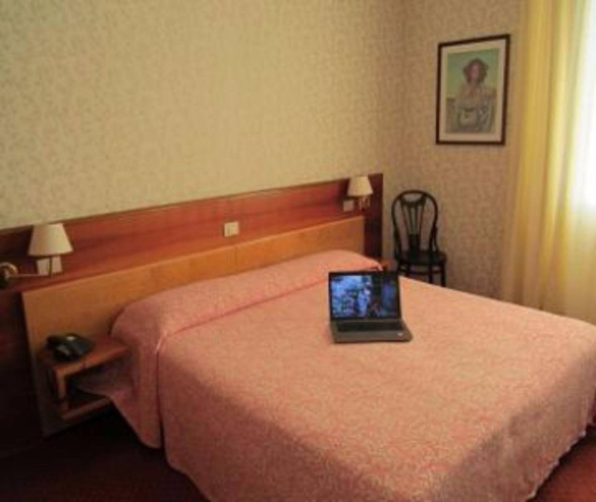 Hotel Donatello Modena Bagian luar foto